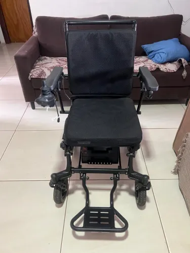 Cadeira de rodas motorizada / elétrica 
