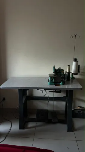 Vendo Máquina Overloque com gabinete de linha. Semi nova 