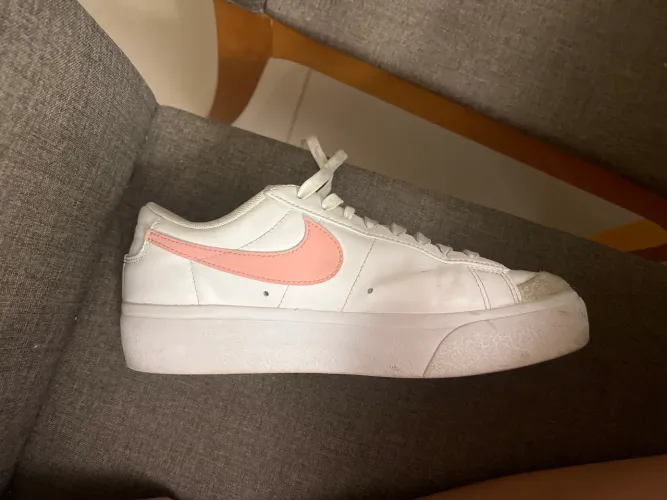 Tênis Nike branco e rosa, tamanho 38. Confortável, resistente, versátil e em ótimo estado.