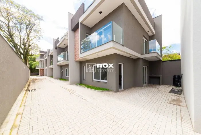 Sobrado Triplex com 2 quartos sendo 1 suíte, e quintal à venda em condomínio fechado - Pil
