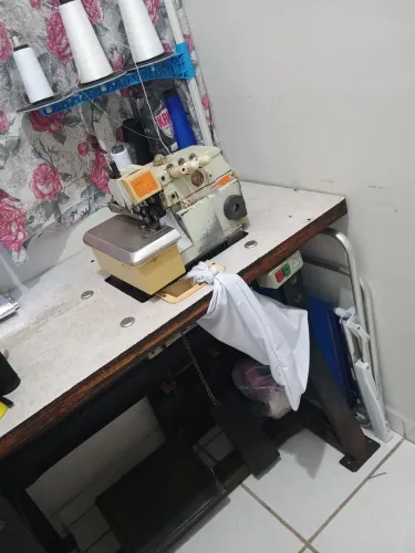 Máquina overloque, em perfeito estado