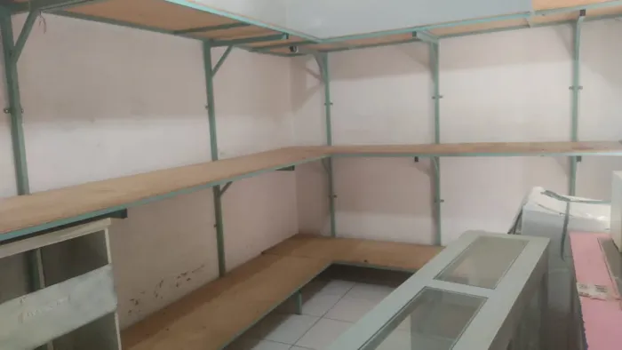 Vendo prateleira de madeira com suporte de ferro próprio para galpões e confecção.