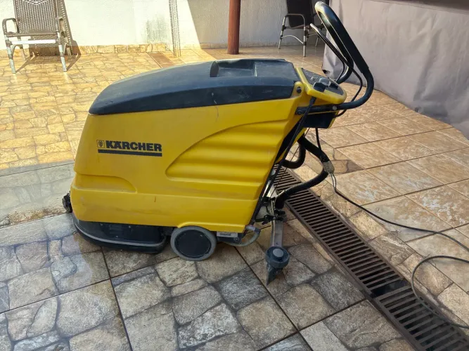 Lavadora e Secadora de pisos KARCHER BD 530 a cabo 220v seminova