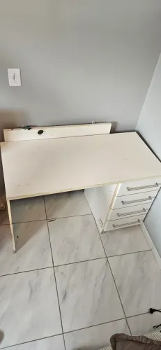 Mesa branca para estudos com gaveta