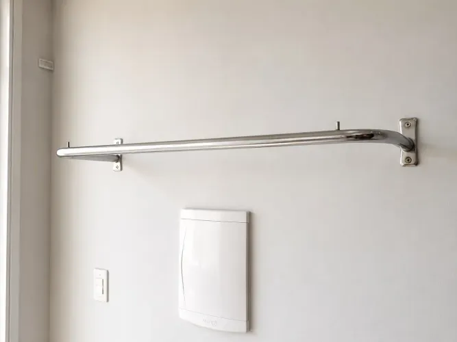 Arara de Parede Cromada 1,20m para Loja ou Closet