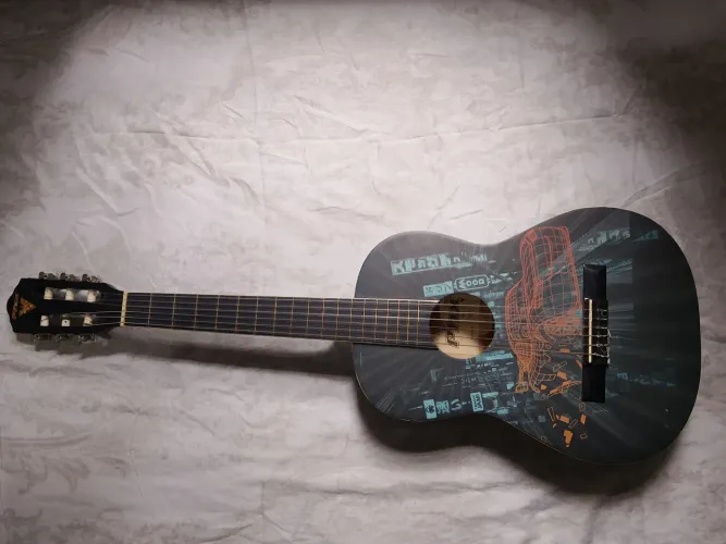 Vende-se um violão do Relâmpago McQueen em perfeito estado de conservação, com capa.