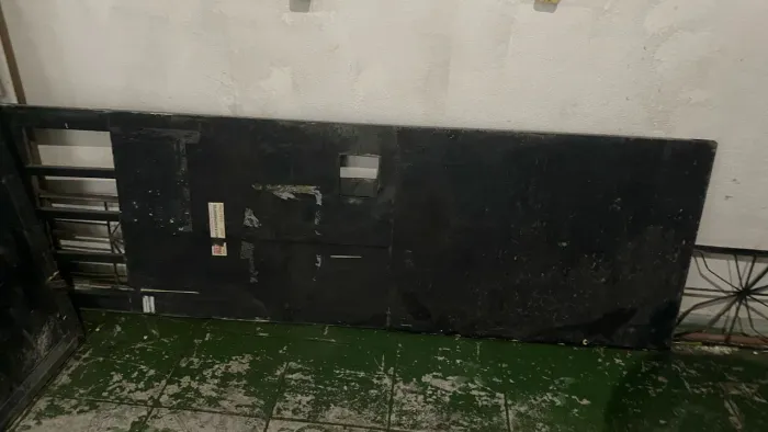 2 portões de ferro