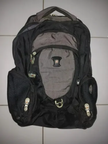 Mochila SwissGear Airflow Victorinox - Tamanho Grande (Preta e Cinza)