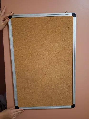 Quadro de cortiça + caixa de tachinha coloridas