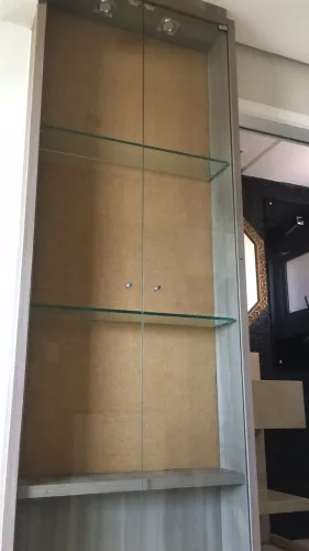 VENDO ARMÁRIO DE PAREDE EM MDF COM PORTAS DE VIDRO!