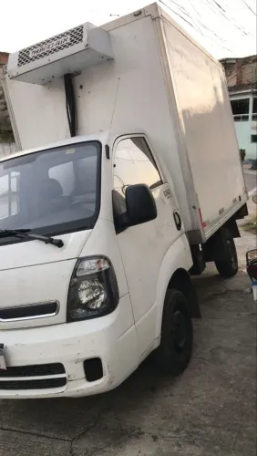 Vendo Kia Bongo com baú fibrado e aparelho de refrigeração