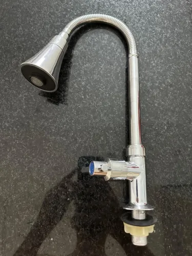 Torneira gourmet para cozinha com bica flexível cromada