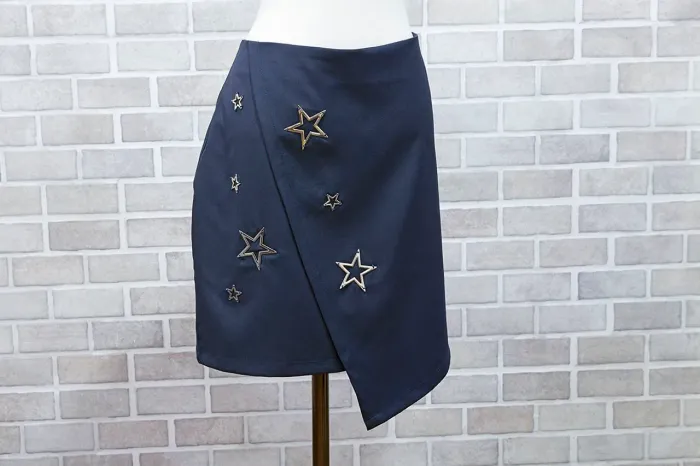 Saia azul com detalhe em estrelas