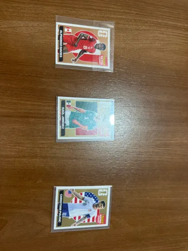Aqui tenho 3 legends da copa de 2026 todas em perfeito estado duas ouro uma bronze