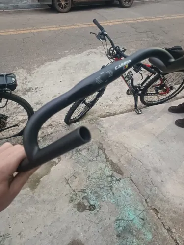 Guiador em fibra de caborno
