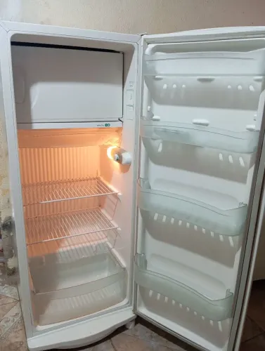 GELADEIRA CÔNSUL DEGELO SECO ACEITO CARTÃO DOU GARANTIA FAÇO A ENTREGA FUNCIONANDO 