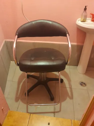Vende-se cadeira para cabeleireiro apenas no pix não aceito troca nem parcelamento.