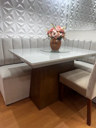 Mesa de jantar com duas cadeiras