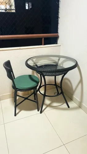 Mesa de vime com tampo de vidro + 1 cadeira