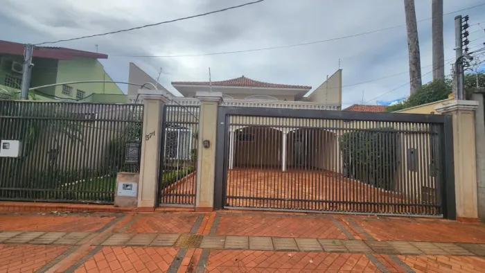Lindo sobrado no Jardim dos Estados (entre R. Paraíba e Espírito Santo).
