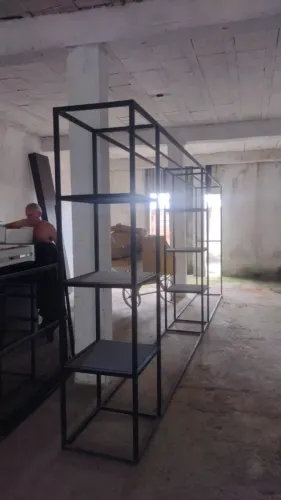 Linda arara de roupa bancada central de metaloon e vidro só vendo tudo junto