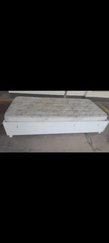 Cama solteiro mdf com colchão.