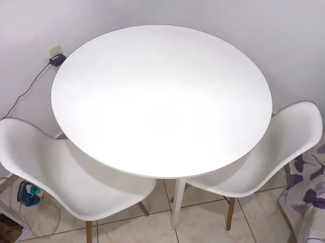 Mesa branca com 4 cadeiras