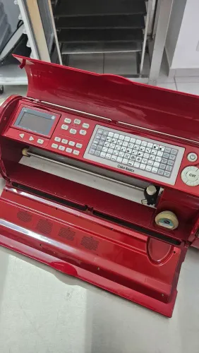 Cricut cake com tapete e cartuchos de corte.