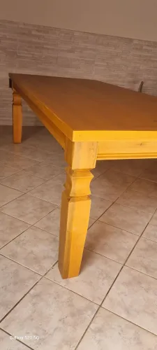 Mesa de madeira nova