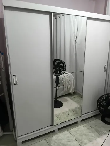 Guarda roupa branco de correr com espelho