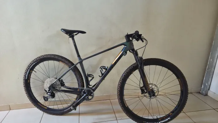 Bike Sense Carbon + kit ciclismo (roupas, sapatilha, capacete)