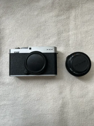 Camera Fujifilm x-e4 + lente 27mm