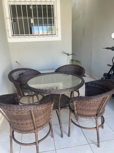Conjunto de mesa com 4 cadeiras em fibra sintética