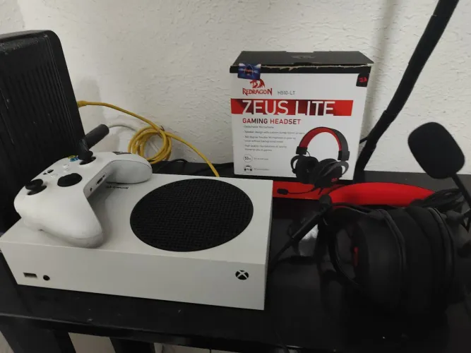 XBOX SÉRIES S 500GB cm/ controle original e headset da RedDragon