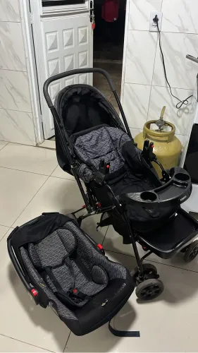 Vendo carrinho de bebê com bebê conforto