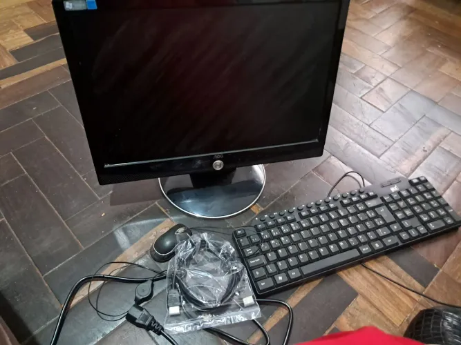 Tela de computador, teclado e mouse