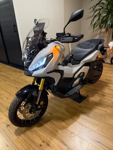 Honda X adv 750 com apenas 3.000 Km