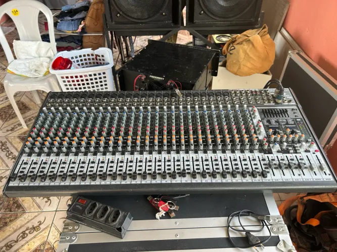 Mesa de som behringer 26 canais 