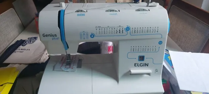 Máquina de costura GENIUS PLUS+