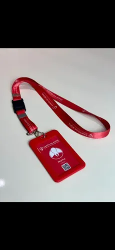 CRACHA EM PVC E CORDÃO PERSONALIZADO