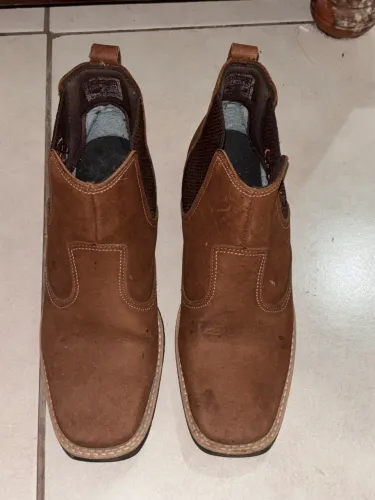 Vendo bota tamanho 37