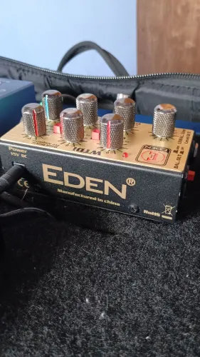 Pedal pré amplificador e direct box da EDEN 