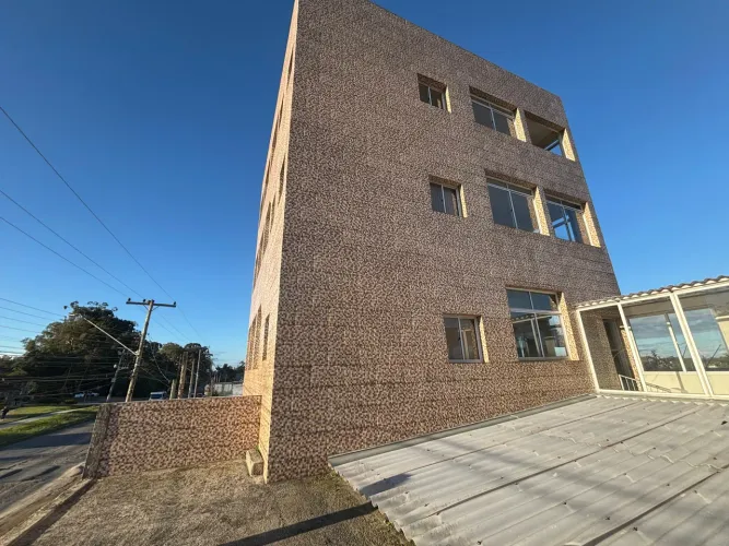 Prédio à venda no Arco-íris, Areal - 645 m², 3 salas amplas, estrutura versátil, ótima pos