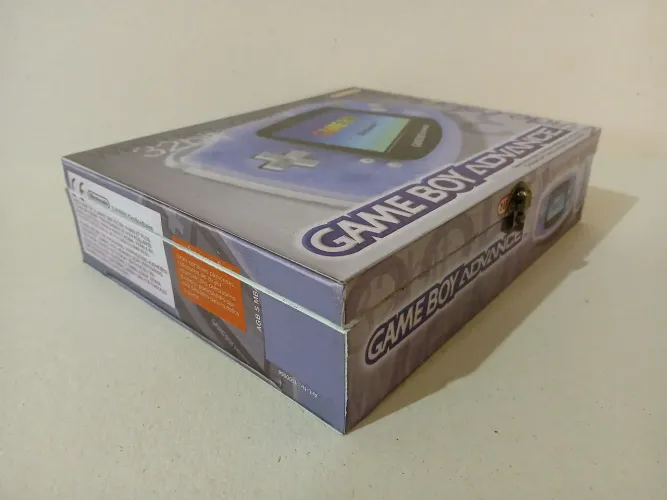 Caixa organizadora Game Boy Advance em madeira.