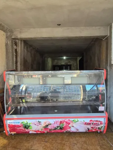 Balcão de Frios e Avicola 2MT Polofrio Expositor 1205 Vidro Semi Curvo 220V Faixa Cinza