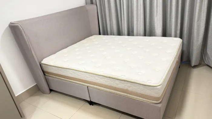 Conjunto Cama Box Queen com cabeceira em tecido linho cinza + Colchão de mola maxpring  