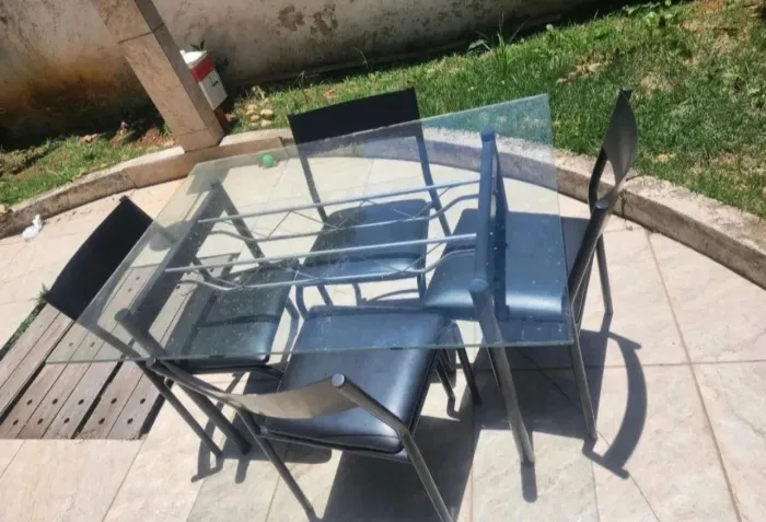 MESA DE VIDRO COM CADEIRAS ESTOFADAS