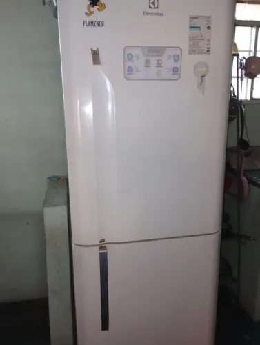 Estou vendendo uma geladeira inverso 454l.