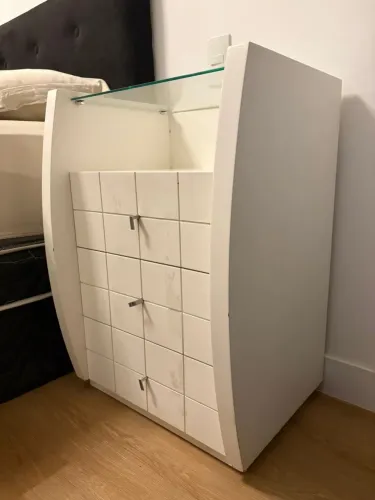 Cômoda / criado 3 gavetas branca com tampo de vidro. R$ 300. Retirada Praia da Costa vv