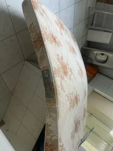 Colchão de casal e máquina de lavar